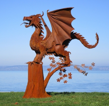 Eisen Drachen auf Baum